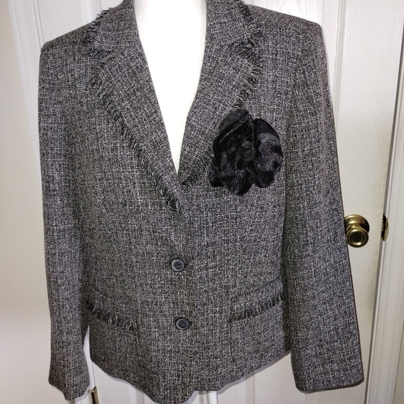 Women's Blazer - Picture 3 of 12